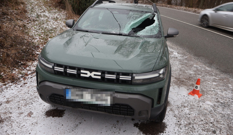 Led trefil auto, řidič se podruhé narodil. Kamioňáci mluví o nemožné povinnosti