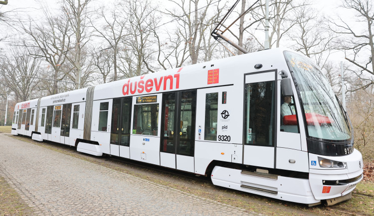 Prahou jezdí Duševní tramvaj, upozorňuje na důležitost psychické pomoci