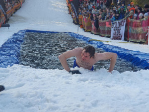 Legendární šumavská Jízda přes louži je drsná show jen pro odvážné lyžaře