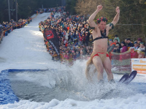 Legendární šumavská Jízda přes louži je drsná show jen pro odvážné lyžaře