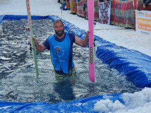 Legendární šumavská Jízda přes louži je drsná show jen pro odvážné lyžaře