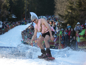 Legendární šumavská Jízda přes louži je drsná show jen pro odvážné lyžaře