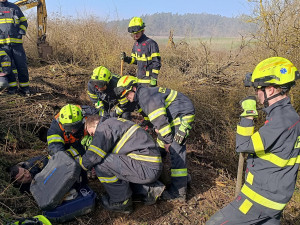 Hasiči bojují o život loveckého psa, který zmizel v jezevčí noře. Pomáhá jim i bagr