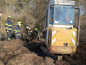Hasiči bojují o život loveckého psa, který zmizel v jezevčí noře. Pomáhá jim i bagr
