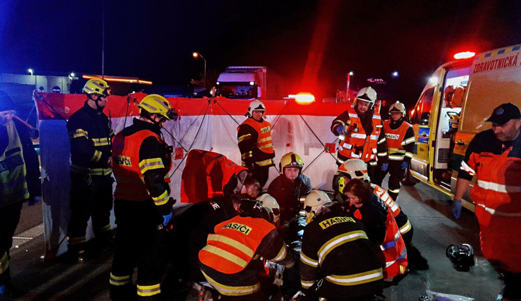 Muž spadl z mostu rovnou na dálnici D5, letěl pro něj vrtulník