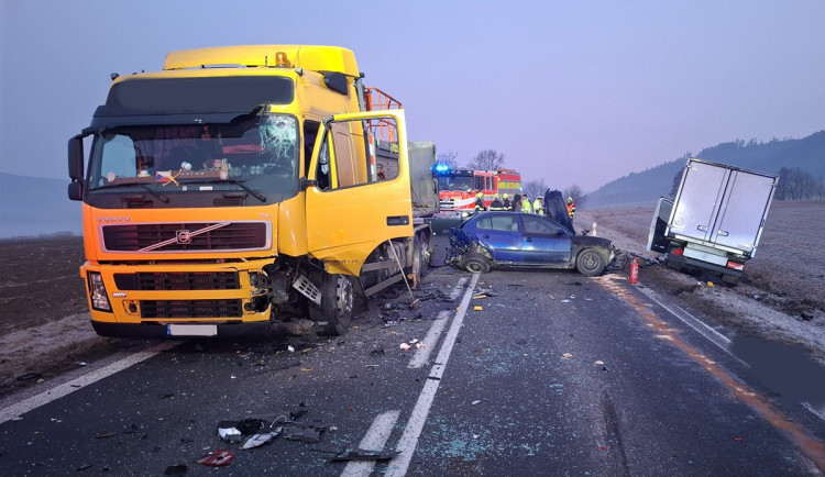 Smrtelná nehoda na Šumpersku. Muže smetlo odstavené auto po nárazu dodávky