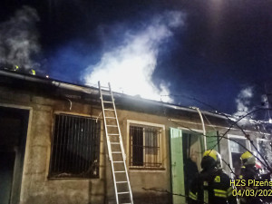 Hasiči v noci likvidovali rozsáhlý požár domu, který obývají cizinci