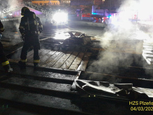 Hasiči v noci likvidovali rozsáhlý požár domu, který obývají cizinci