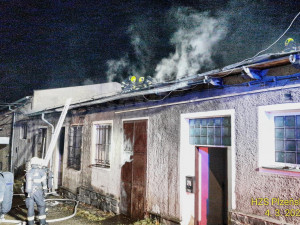 Hasiči v noci likvidovali rozsáhlý požár domu, který obývají cizinci