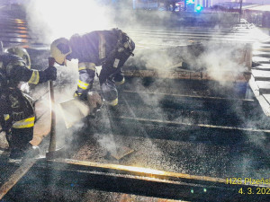 Hasiči v noci likvidovali rozsáhlý požár domu, který obývají cizinci