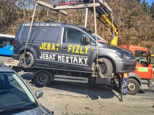 Další provokace známého potížisty, který válčí s policií. Tentokrát se přepočítal