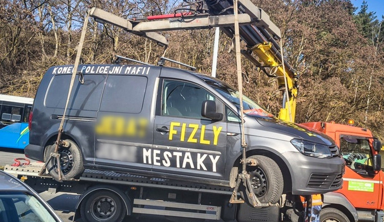 Odstavené auto s hanlivými nápisy strážníci nechali odtáhnout
