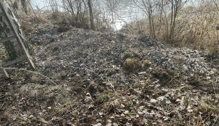 Kdosi vyhodil haldu popela k řece. Naprosto nepřípustné, rozčiluje se obec