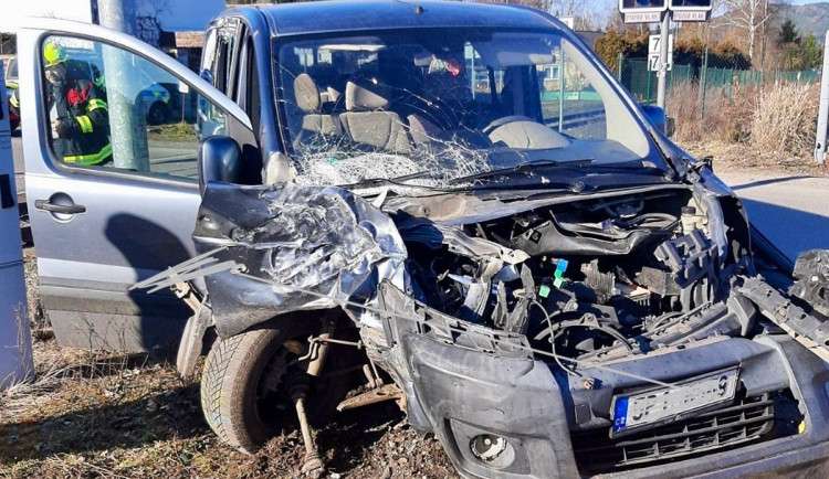 Vlak smetl na přejezdu osobní auto, provoz na regionální trati stojí