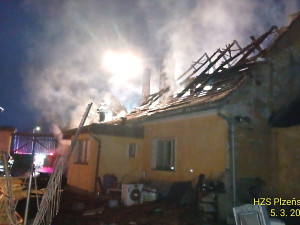 Čtyři jednotky hasičů bojovaly v noci s požárem domu. Škoda přesáhne milion korun