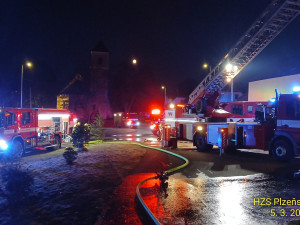 Čtyři jednotky hasičů bojovaly v noci s požárem domu. Škoda přesáhne milion korun