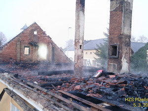 Čtyři jednotky hasičů bojovaly v noci s požárem domu. Škoda přesáhne milion korun