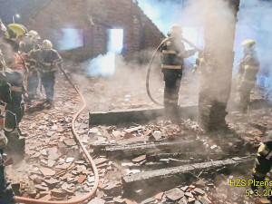 Čtyři jednotky hasičů bojovaly v noci s požárem domu. Škoda přesáhne milion korun