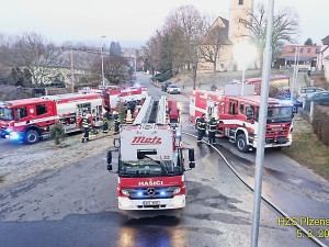 Čtyři jednotky hasičů bojovaly v noci s požárem domu. Škoda přesáhne milion korun