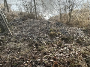 Kdosi vyhodil haldu popela k řece. Naprosto nepřípustné, rozčiluje se obec