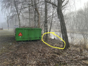 Kdosi vyhodil haldu popela k řece. Naprosto nepřípustné, rozčiluje se obec