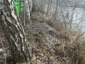 Kdosi vyhodil haldu popela k řece. Naprosto nepřípustné, rozčiluje se obec