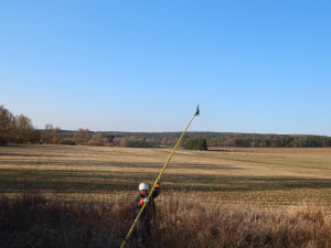 Sýkora visela na vlasci z drátů vysokého napětí. Na pomoc vyjížděli hasiči i energetici