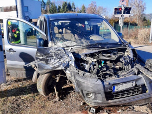 Vlak smetl na přejezdu osobní auto, nehoda zastavila provoz na trati