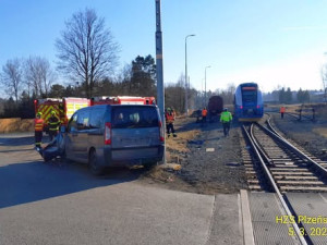 Vlak smetl na přejezdu auto, řidič osobáku z místa utekl