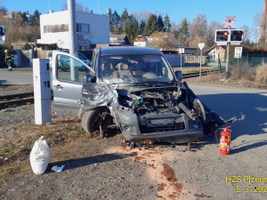 Vlak smetl na přejezdu auto, řidič osobáku z místa utekl