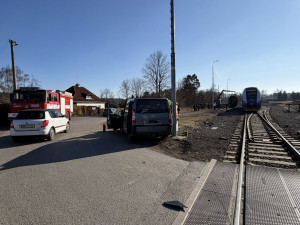 Vlak smetl na přejezdu auto, řidič osobáku z místa utekl