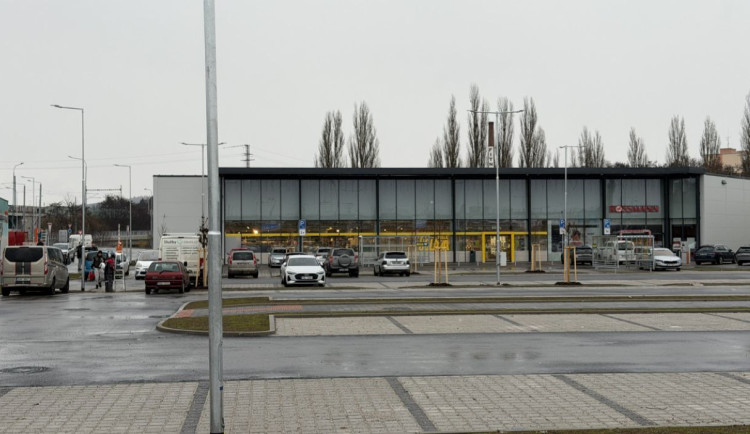 Ilustrační foto - podobnou nákupní zónu, která teď vzniká v Klatovech, otevřel plzeňský developer loni před koncem roku v Plzni