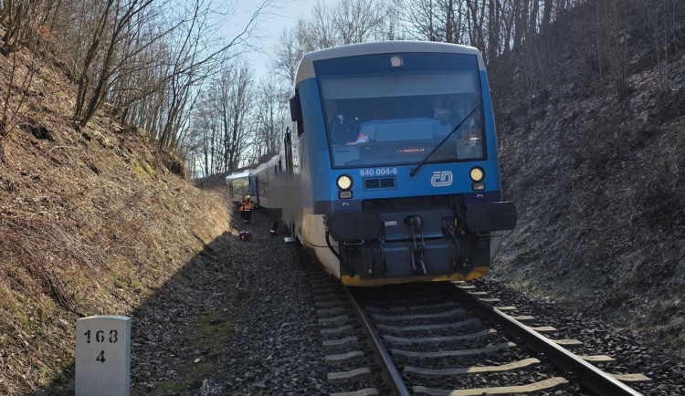 Na trati mezi Libercem a Mníškem srazil vlak u Krásné Studánky člověka