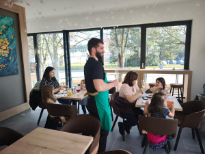 Nevzhledné a nevyužívané záchodky se proměnily v moderní kavárnu