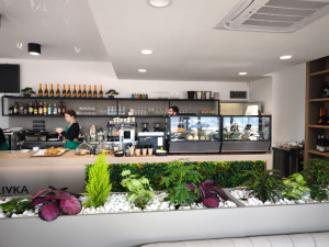 Nevzhledné a nevyužívané záchodky se proměnily v moderní kavárnu