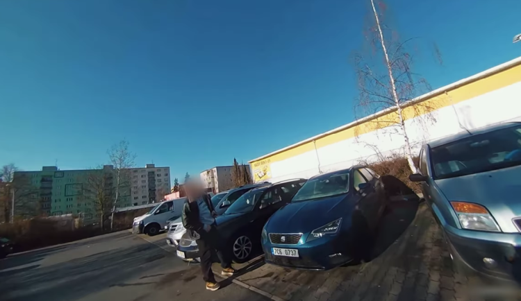 Muž se dobýval kleštěmi do nastartovaného auta, vysvětlením zaskočil i strážníky