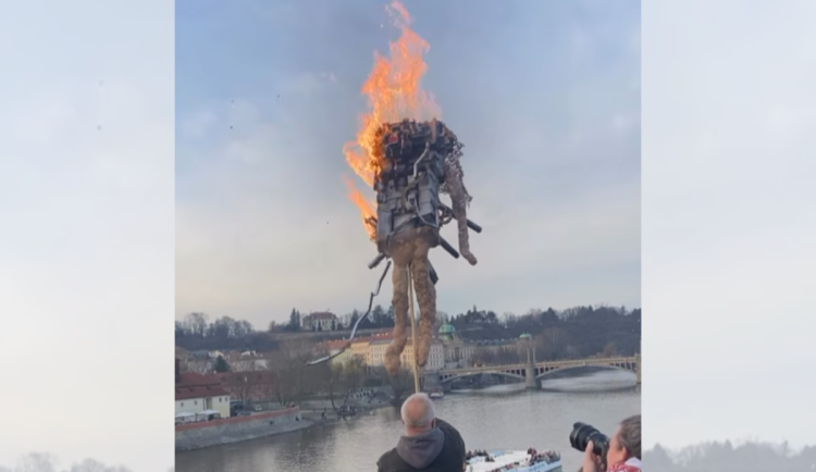 Průvod na Karlově mostě spálil Motoranu, letos tím chtěl kritizovat Motoristy