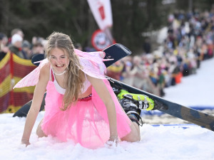 FOTO: Desítky lidí přejížděly v recesistickém závodě na Špičáku velkou louži