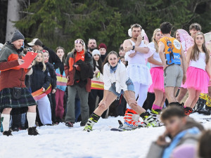 FOTO: Desítky lidí přejížděly v recesistickém závodě na Špičáku velkou louži