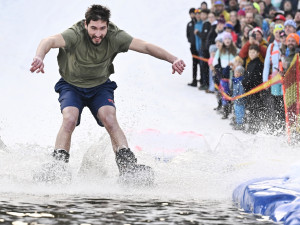 FOTO: Desítky lidí přejížděly v recesistickém závodě na Špičáku velkou louži