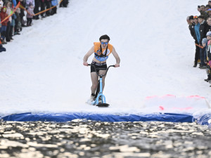 FOTO: Desítky lidí přejížděly v recesistickém závodě na Špičáku velkou louži