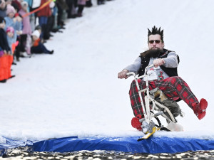 FOTO: Desítky lidí přejížděly v recesistickém závodě na Špičáku velkou louži