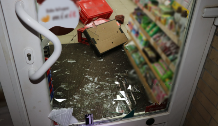 Manželé se vloupali do obchodu v Plzni, doma přitom nechali dvě malé děti.