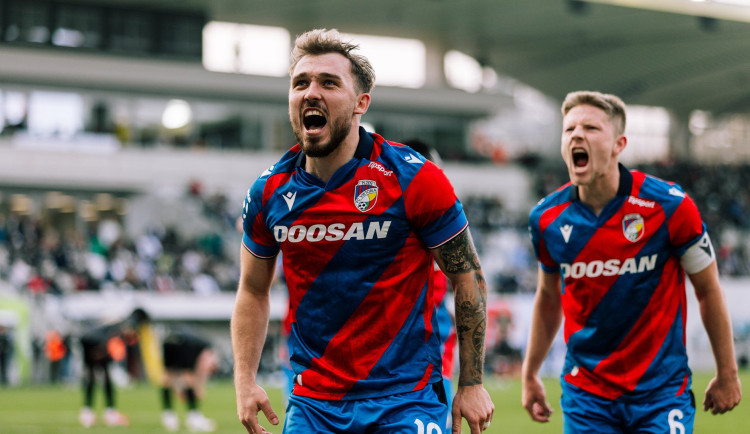 Fotbalisté Plzně vyhráli v Hradci 3:0 a poskočili na třetí místo ligové tabulky.