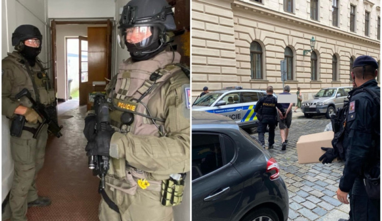 Policie našla v bytě agresivního muže šokující arzenál zbraní, výbušnin a zakázaného střeliva