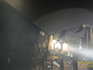 Tržnici zachvátily plameny, hasiči na místě pracují už několik hodin