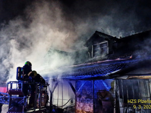 Tržnici zachvátily plameny, hasiči na místě pracují už několik hodin