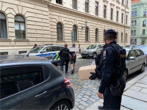 Policie našla v bytě agresivního muže šokující arzenál zbraní, výbušnin a zakázaného střeliva.