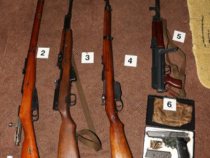 Policie našla v bytě agresivního muže šokující arzenál zbraní, výbušnin a zakázaného střeliva.