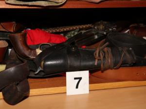 Policie našla v bytě agresivního muže šokující arzenál zbraní, výbušnin a zakázaného střeliva.